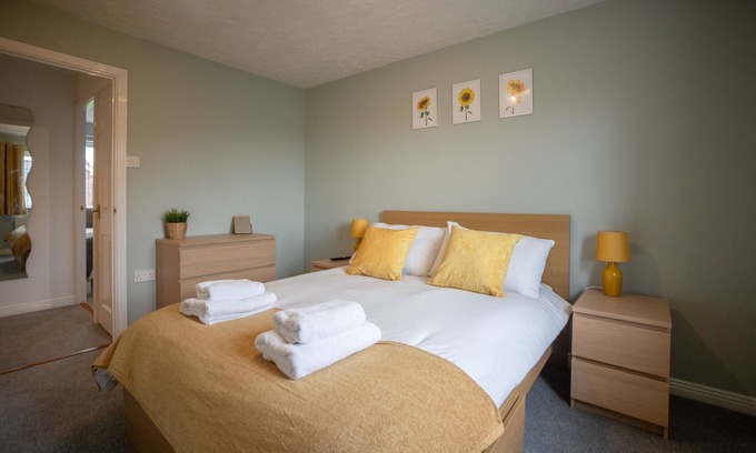 Hereford House | HEREFORD – Woodpecker House: Modern 3-Bed Near Rotherwas, Sleeps 6