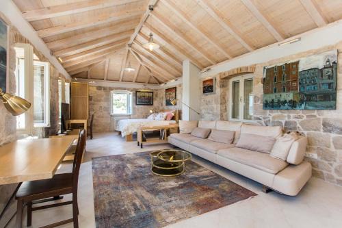 Seget Donji House | Heritage Art Home