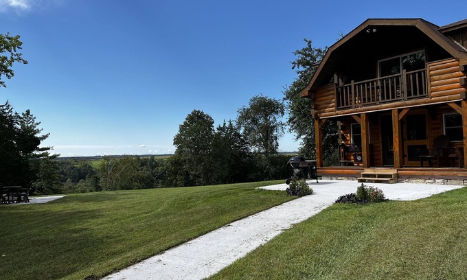 Chatfield Cabin | Heritage hideaway-Secluded Log Cabin