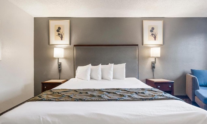 Hayward Hotel | Heritage Inn Express Hayward