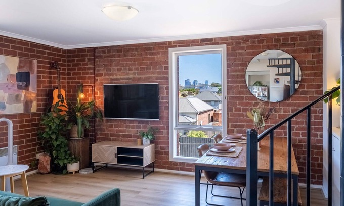 Brunswick West Apartment | Heritage Loft in Brunswick- city views, free secure parking + workspace