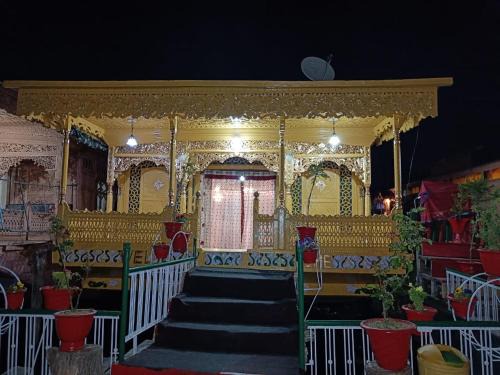 Dal Lake Hotel | heritage new moon group of houseboat