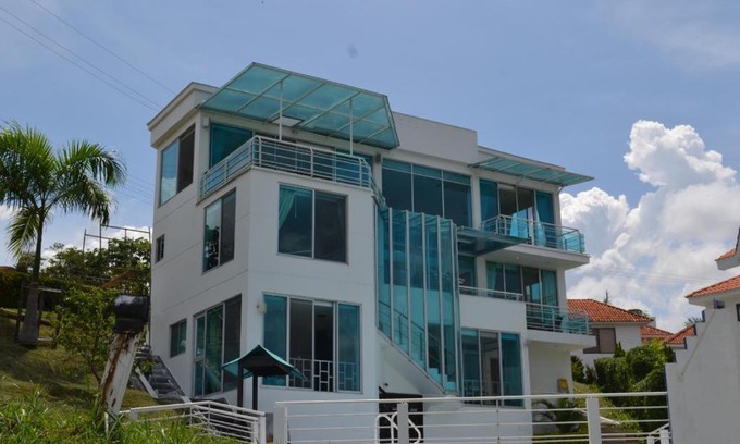 Melgar House | Hermosa casa con piscina y BBQ en Melgar