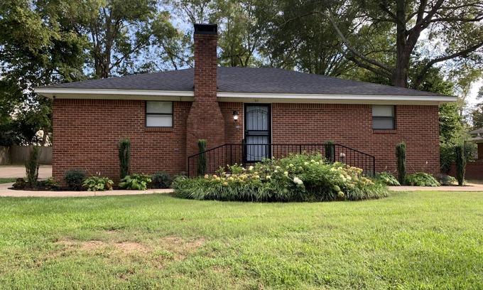 Hernando House | Hernando Retreat! Private, Clean, Spacious and near Hernando Town Square!