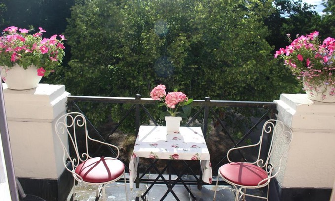 Gunnebo Bed & Breakfast | Herrgårds Hotell gyllene Hästen