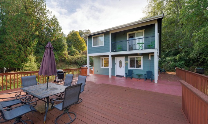 Lakebay Cabin | Herron Island Cabin w/Deck: Walk to Beach!