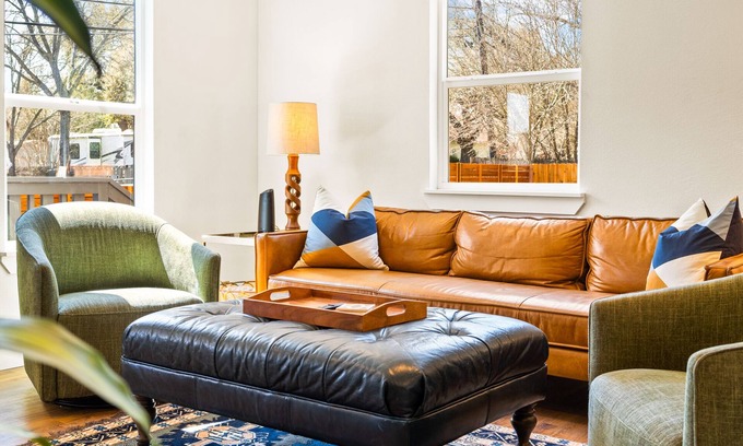 Lockhart House | Hickory House - Family/Group and Pet-Friendly Retreat Near Lockhart Square!