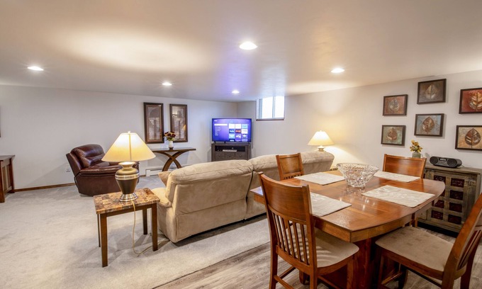 Ashwaubenon House | Hidden Gem! Beautiful Lower Level Townhome-1 mile from Lambeau