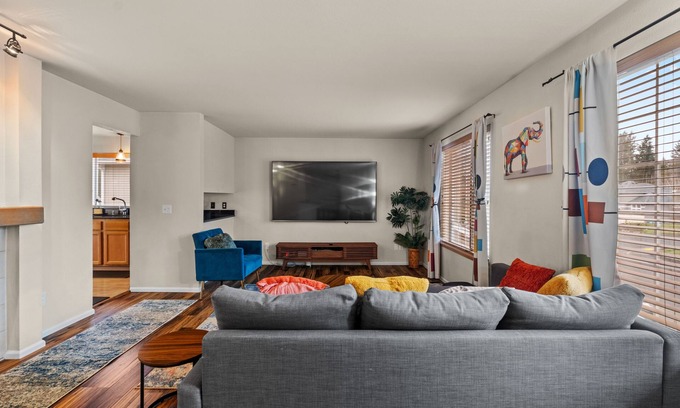 Covington House | Hidden Gem Top-Floor Unit near Lake Meridian