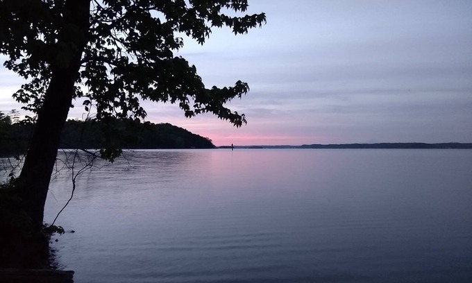Big Sandy House | Hidden Lakeside Retreat on Kentucky Lake☼Kayaks, Rec Room, Fire Pit Wifi WFH