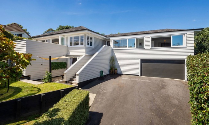 St. Heliers House | Hidden Oasis in Vibrant Beach Suburb. Newly Renovated!