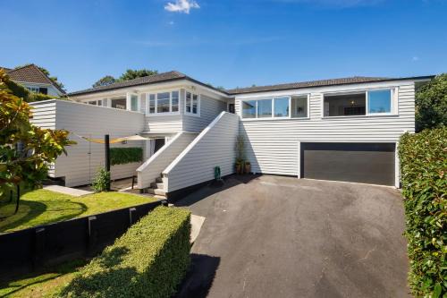 St. Heliers House | Hidden Oasis in Vibrant Beach Suburb