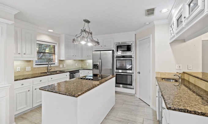 Friendswood House | ~ Hidden Oasis ~ Luxury Private Pool Home