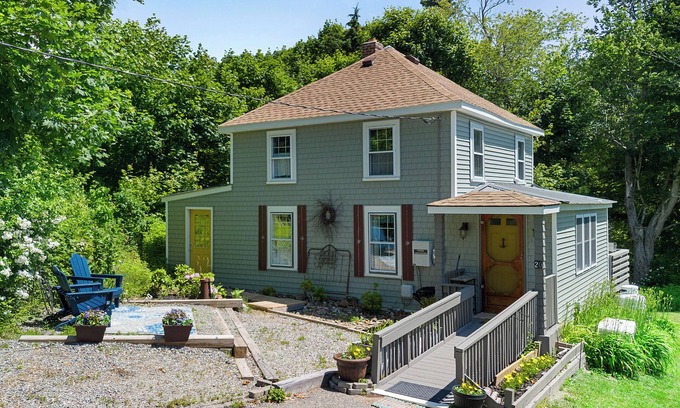 Owls Head Cottage | Hideaway Cottage, Walk to Owls Head Lighthouse