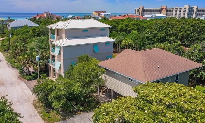 Tang-O-Mar House | Hideout – Updated! Pet Friendly, Golf Cart, Walk to Beach!