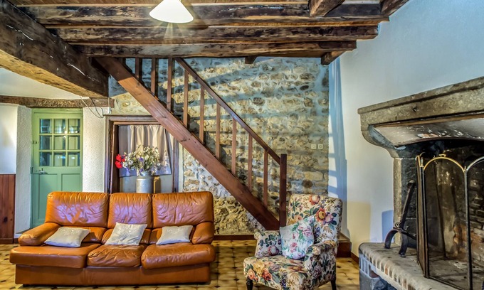 Magnac-Laval Cottage | High Capacity Farm cottages in a body
