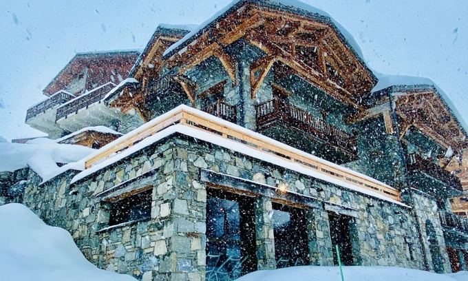 Les Almes Ski Chalet | High-end chalet of 400 m² with indoor swimming pool, exceptional view.