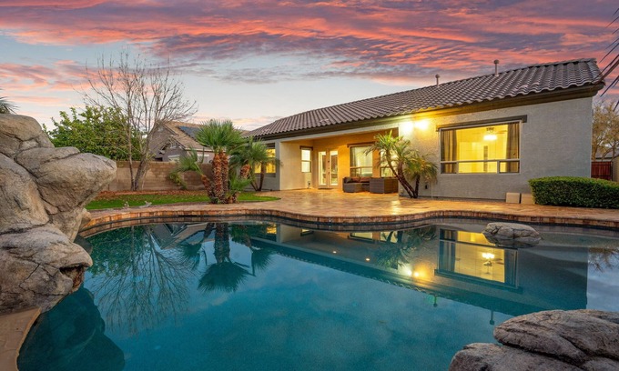 Chandler House | High End Home w/Heated & Cooled Pool, Fire Pit, Game Room and Golf Nearby