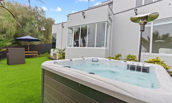Hillsborough House | High-end Modern Villa Spa Pool - Harbour Views