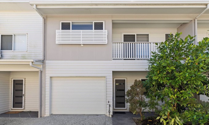 Scarborough Apartment | "High on the Hill in Scarborough" - Scarborough Q 4020