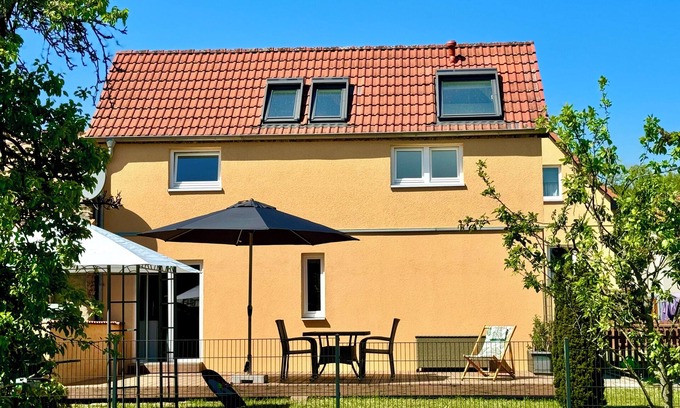 Werder House | High-quality vacation home near Potsdam, within walking distance of the water. Pet friendly!