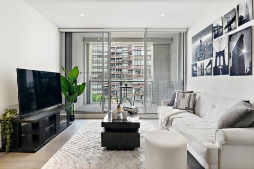 Docklands Apartment | High-Rise 2BR Luxury Apartment NYC-Inspired Design with Pool Gym Parking and Waterfront Views