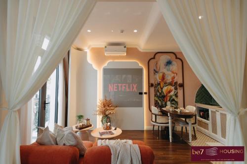 Gia Lam Apartment | High Ser-Apt -Warmly & Spacious- Peaceful- Bathtub- Greenview- Nearly bus stop- 30mins by car to HanoiOldQuater - Vinhomes OceanPark