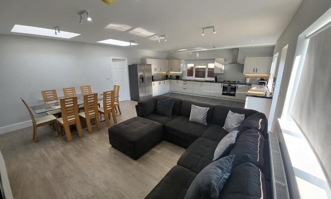Coombe Vale Apartment | High Spec Large 6 Bedroom House!
