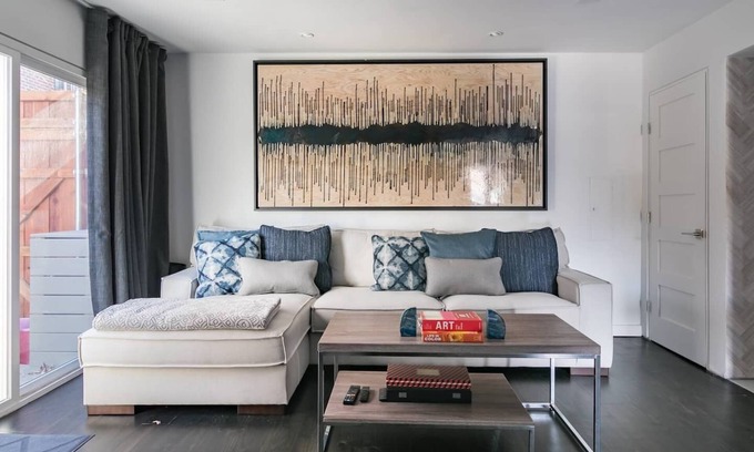 Oak Lawn House | High-Spec Opulent Townhouse in Oak Lawn