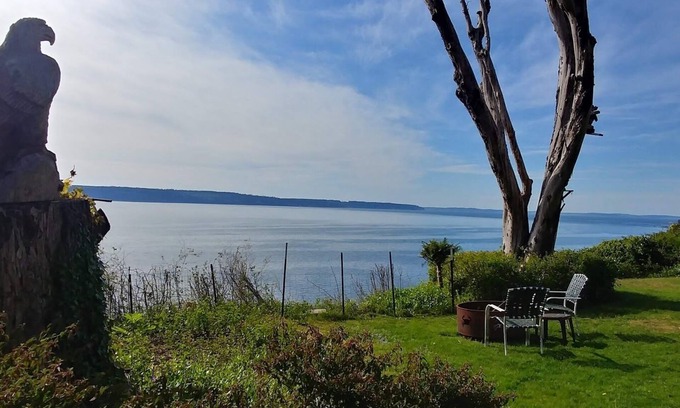 Camano Island House | Highbank sunsets! Pet friendly, huge yard, watch the eagles, whales and boats!