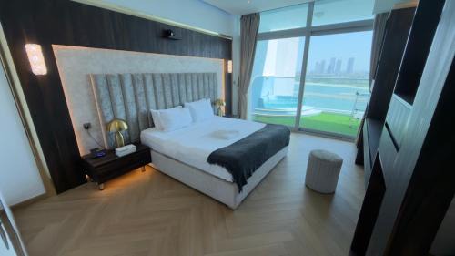 Palm Jumeirah Apartment | Highend Azure 1BR Sea View and Private Beach with Pool Access