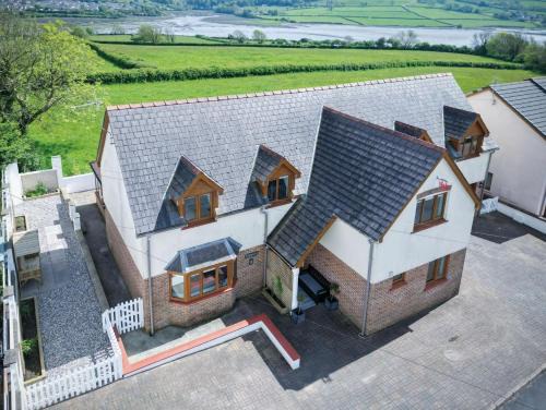 Pembroke Dock House | Highfield - 5 Bedroom Holiday Home - Pembroke Dock