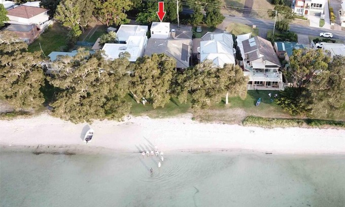 Corlette Apartment | HighTide- luxury apartment, almost on the beach.