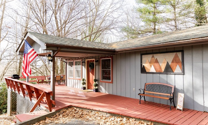 Newland Cabin | Hike, fish, swim & ski! Close to Grandfather Mountain, skiing & Linville Falls