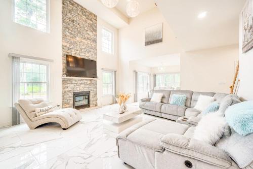 Jonas House | Hike, Sip and Ski Spacious Poconos Home