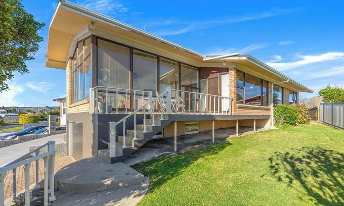 Maungatapu House | Hill Top House - Tauranga Holiday Home