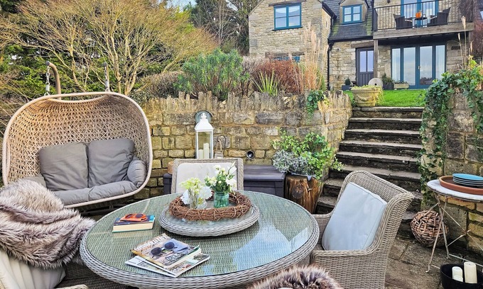 Inchbrook Cottage | Hillcrest is a cosy haven for up to four guests.