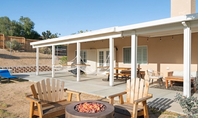 Yucca Valley House | 🌵 ⛰️ Hillside Desert House - Hot Tub, Fire Pit and BBQ! ⛰️ 🌵