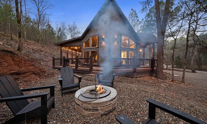 Broken Bow Cabin | Hillside Harmony - hot tub, luxury shower room, patio Pine Lake Broken Bow