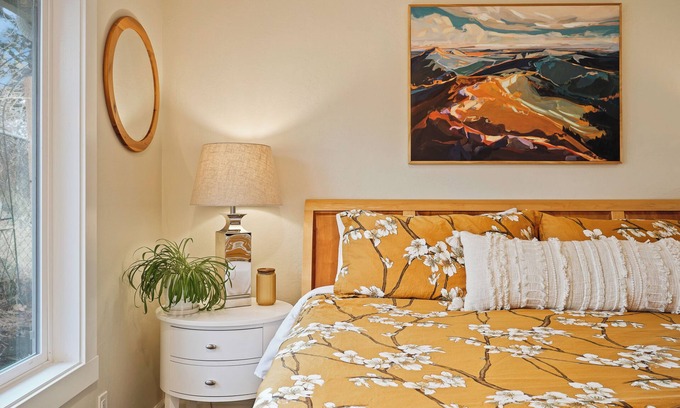 Bend House | Hillside Haven: Tranquil NW Studio Near the River