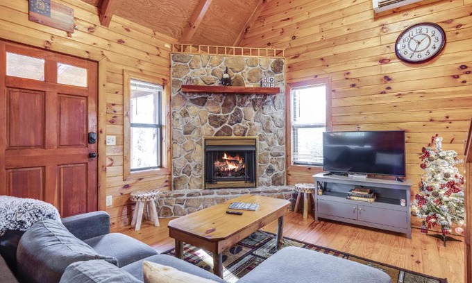 Blairsville Hotel | Hillside Hideaway