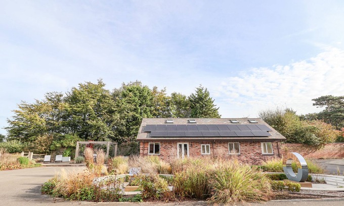 Tarvin House | HILLSIDE HOUSE, pet friendly, with hot tub in Tarvin