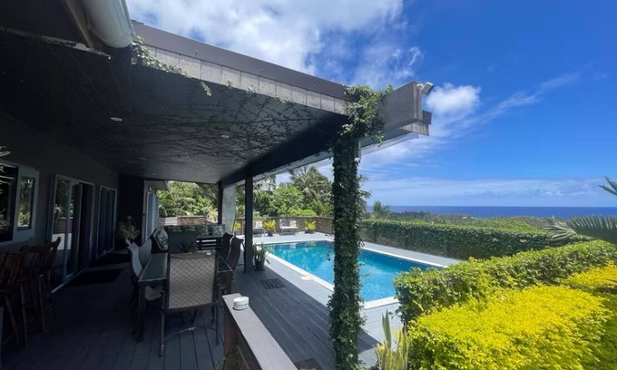 Takuvaine Tapere House | Hillside Retreat with beautiful ocean view, free unlimited Wifi, Airconditioned