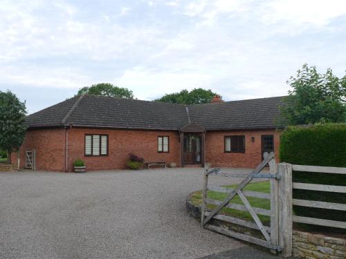 Little Cowarne House | Hilltop Bungalow for a Spacious Country Break