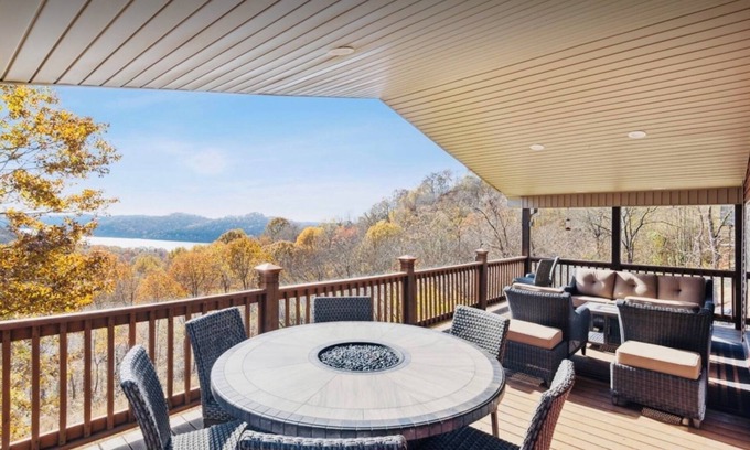 Granville Cabin | Hilltop Cabin with River View!
