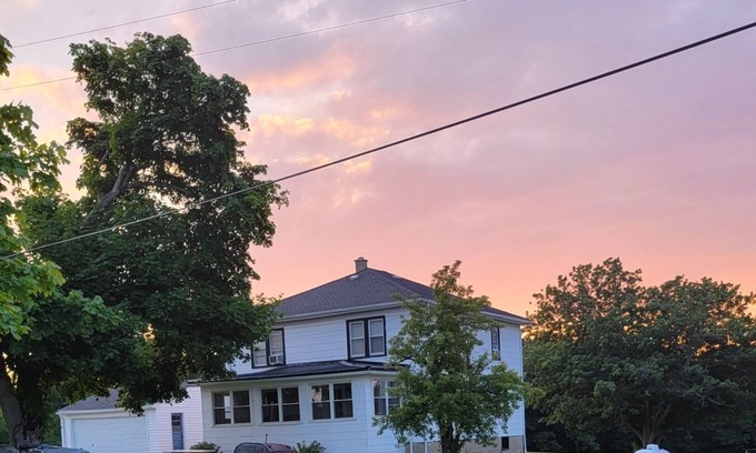 Irving House | Hilltop EstatenMinutes from Sunset Bay Beach & Cattaraugus Creek