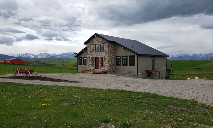 Mountain View House | HILLTOP HAVEN, MOUNTAIN VIEW, 15 MIN TO WATERTON
