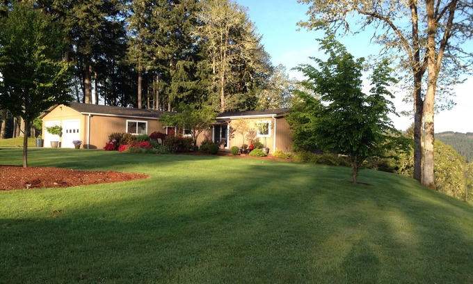 Cottage Grove House | Hilltop Paradise, just minutes from town!
