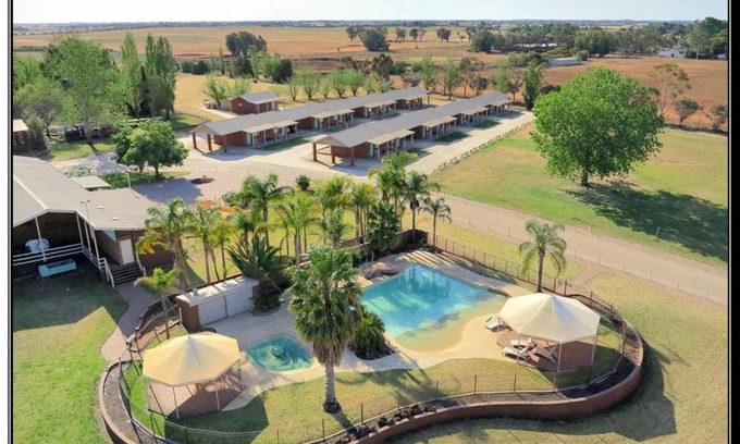 Tyntynder South Resort | Hilltop Resort