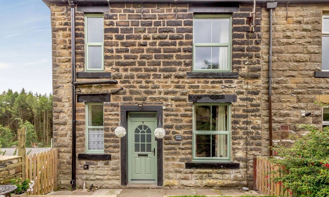 Shawforth Cottage | HILLVIEW COTTAGE, pet friendly, character holiday cottage in Bacup
